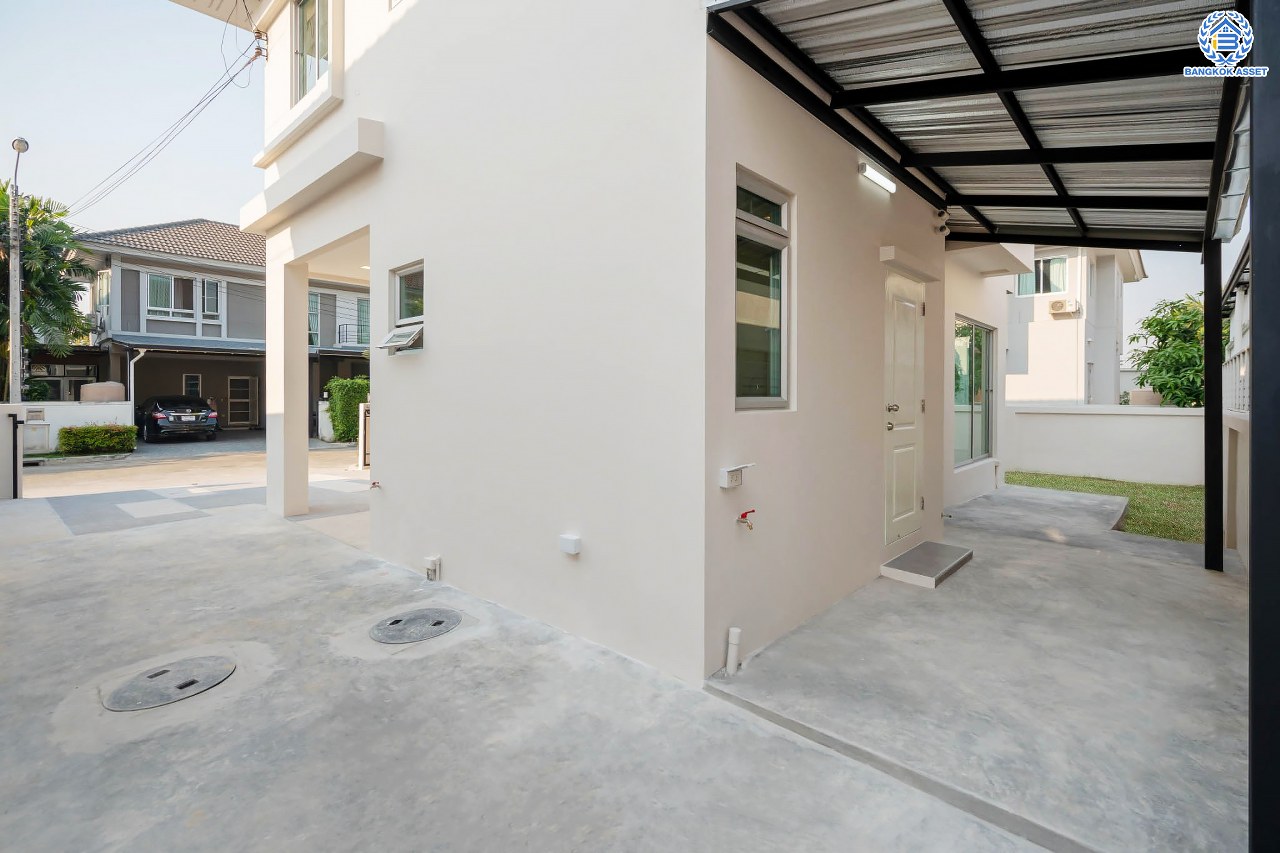 บ้านมือสองตกแต่งใหม่ โครงการ ไลฟ์ บางกอก บูเลอวาร์ด ราชพฤกษ์-รัตนาธิเบศร์ เนื้อที่ 50.3 ตร.ว. ดีไซน์ตอบทุกไลฟ์สไตล์ ฟังก์ชัน 3 ห้องนอน 3 ห้องน้ำ จอดรถได้ 2 คัน บนทำเลติดถนนราชพฤกษ์ เชื่อมต่อทุกเส้นทาง ใกล้รถไฟฟ้าสายสีม่วง "สถานีท่าอิฐ" และจุดขึ้นทางด่วน "ศรีรัช"